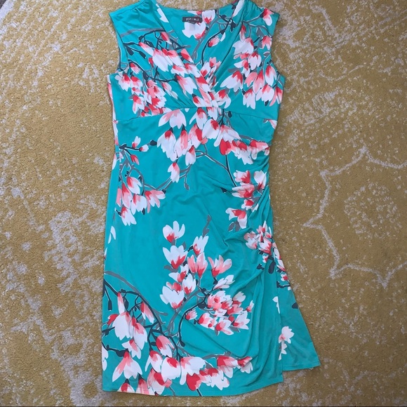 Roz & Ali Dresses & Skirts - Dress cute and fitted size 14